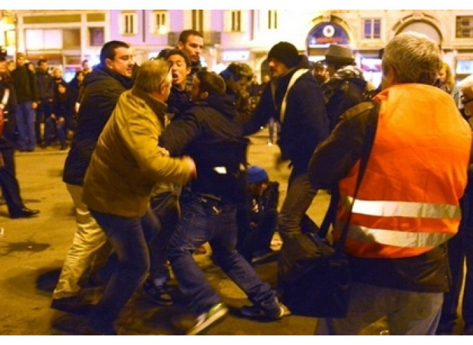 Parapiglia a Trieste per le Sentinelle in piedi